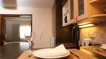 電冰箱、微波爐、義式濃縮咖啡機、鍋具/餐盤/廚房用品