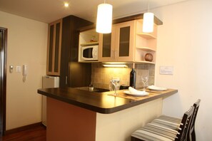 Refrigerador, microondas, cafetera de espresso y utensilios de cocina 