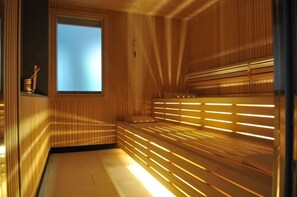 Un sauna, una bañera de hidromasaje, baño turco