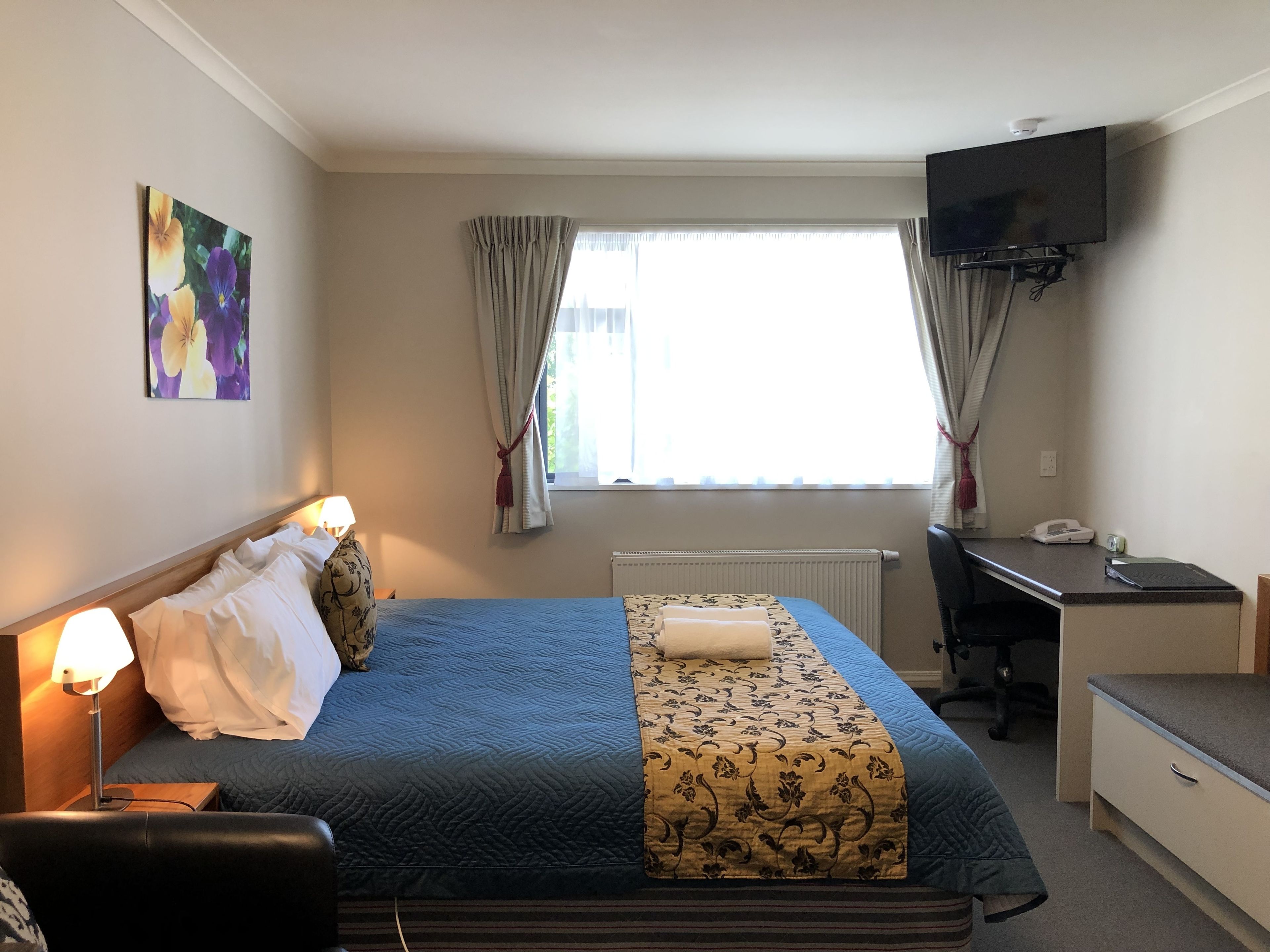 Studio | Safe på rommet, skrivebord, lydisolert og strykejern/-brett