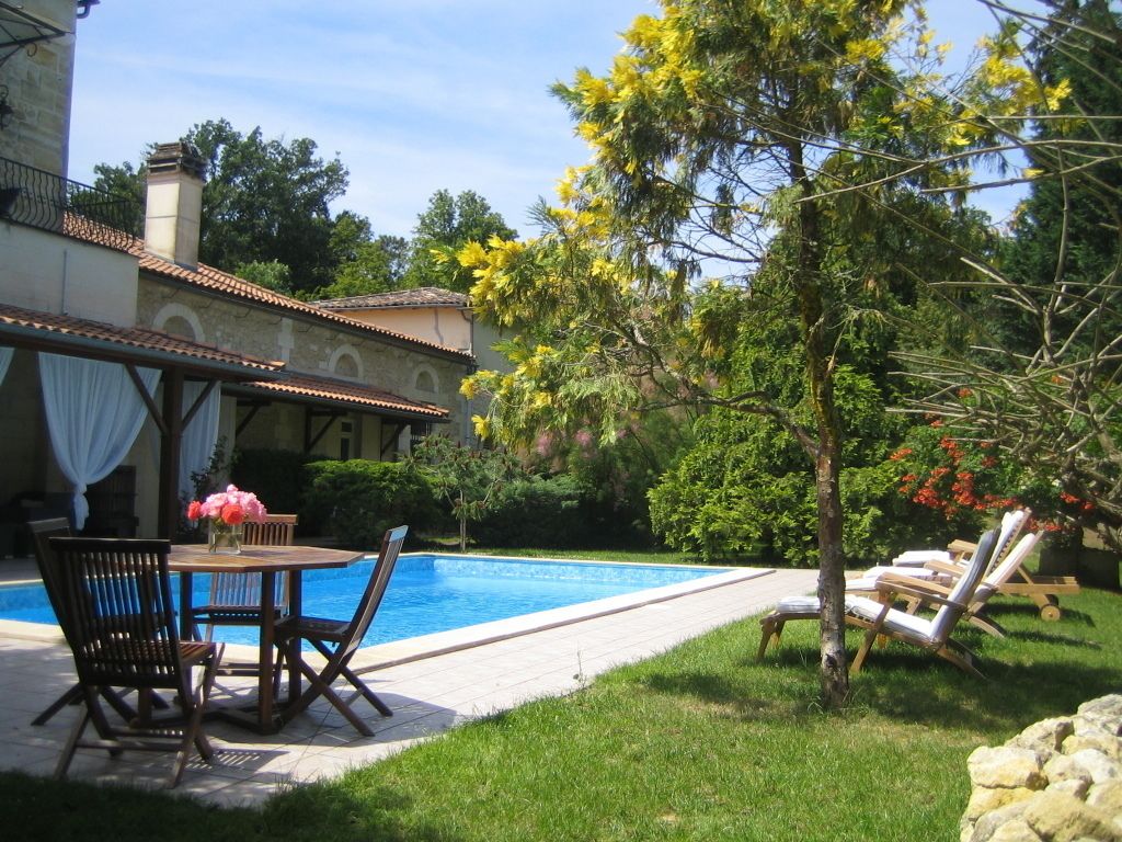 Piscine extérieure (ouverte en saison), parasols de plage
