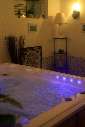 Indoor spa tub