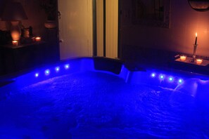 Indoor spa tub