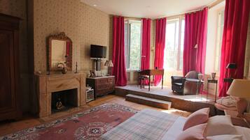 Ropa de cama de alta calidad y caja de seguridad en la habitación