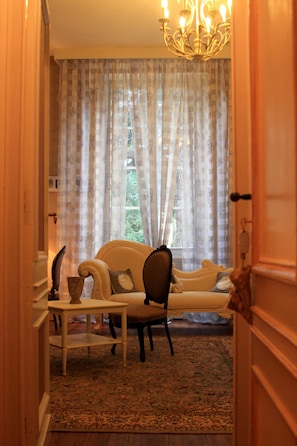 Double Room, Garden View (Nuptiale) | Premium bedding, in-room safe, desk, free cribs/infant beds - Château la Moune (Montussan)