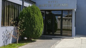 Um edifício moderno com uma placa indicando 