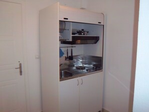 Estudio | Cocina básica privada | Frigorífico, placa de cocina y utensilios de cocina