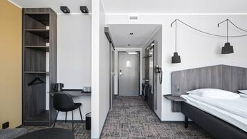 Zweibettzimmer | Daunenbettdecken, Pillowtop-Betten, individuell eingerichtet