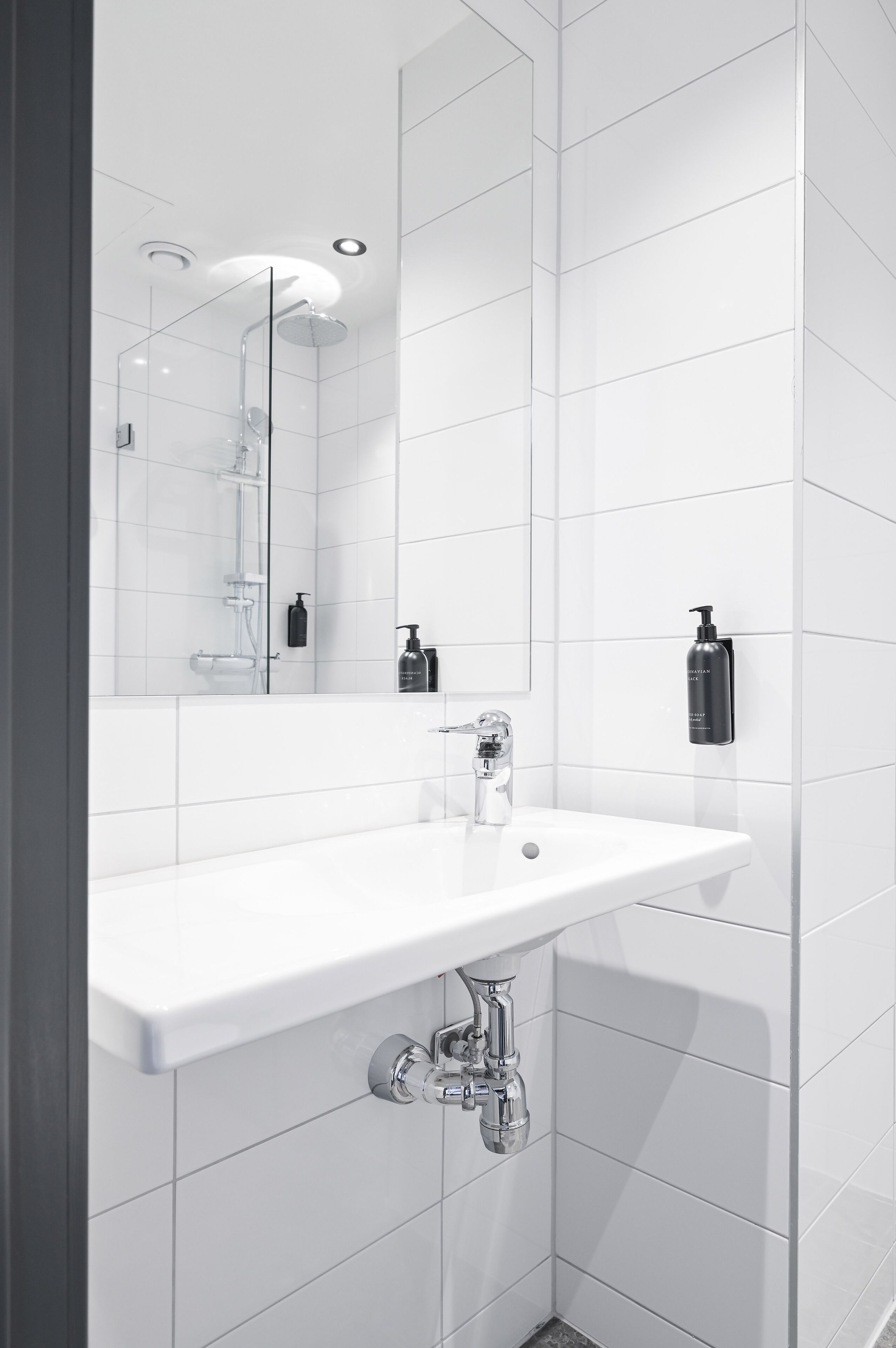 shower, rainfall showerhead, free toiletries, hair dryer