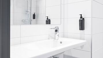 Douche, douche à « effet pluie », articles de toilette gratuits