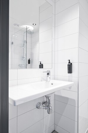 Shower, rainfall showerhead, free toiletries, hair dryer - Hotel Fridhem (Stockholm)
