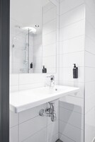 Shower, rainfall showerhead, free toiletries, hair dryer