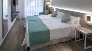 Habitación doble, vistas parciales al mar (2 adultos) | Cofres nos quartos, escrivaninha, Wi-Fi de cortesia, roupa de cama
