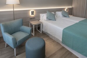 Habitación doble, vistas al mar (2 adultos) | In-room safe, desk, free WiFi, bed sheets