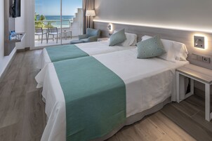 Habitación doble, vistas al mar (2 adultos) | Caja fuerte, escritorio, wifi gratis y ropa de cama