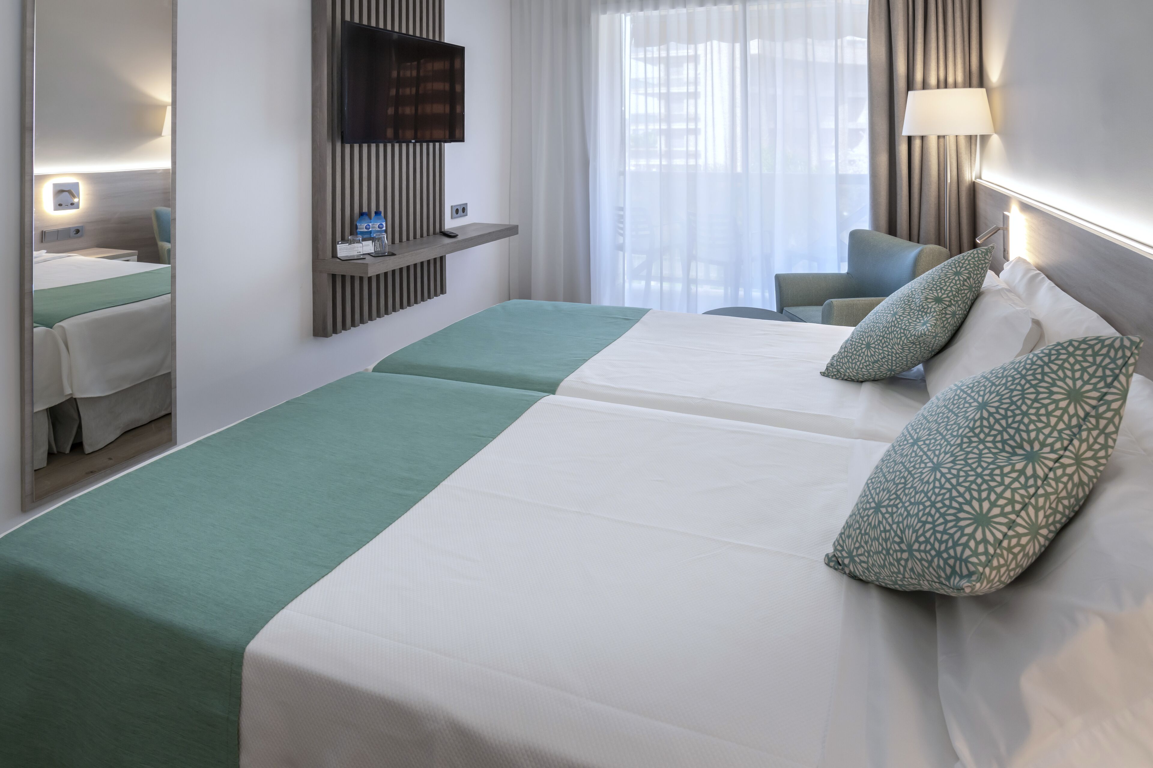 habitación doble, vistas parciales al mar (2 adultos) | in-room safe, desk, free wifi, bed sheets