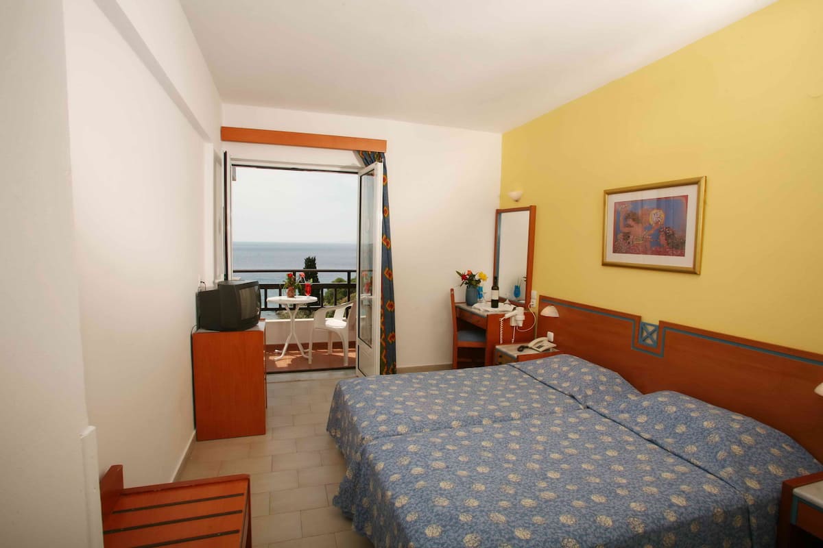 in-room safe, free wifi, bed sheets