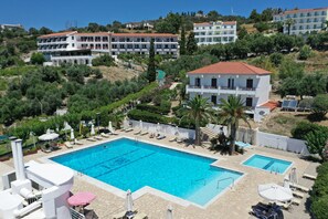 Seasonal outdoor pool, pool umbrellas, sun loungers - Glicorisa Beach (Samos)