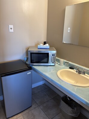 Room, 1 Queen Bed | Free WiFi - Seven Oakes Motel (Kingston)