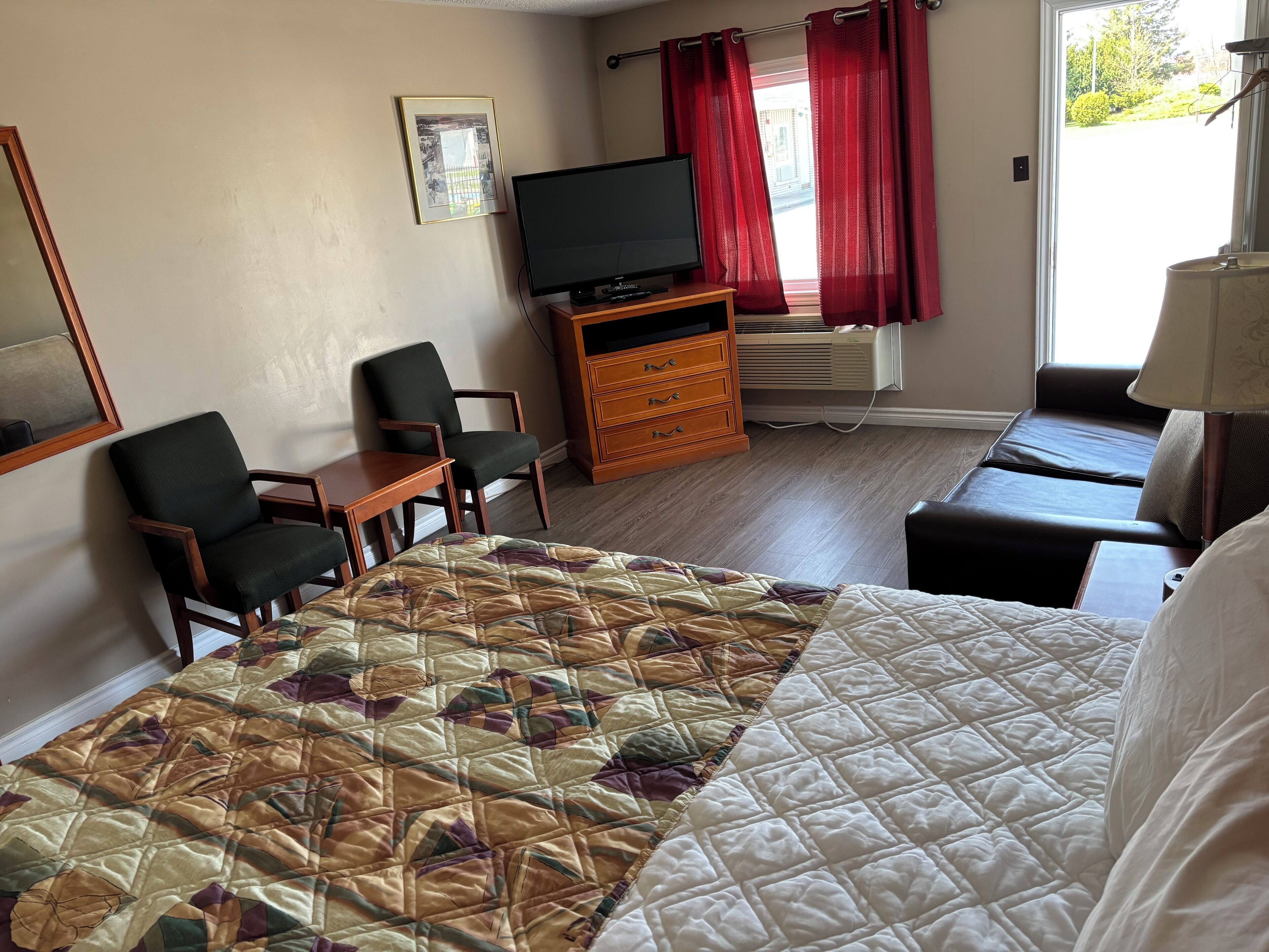 Photo - Seven Oakes Motel