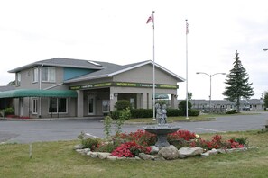 Front of property - Seven Oakes Motel (Kingston)