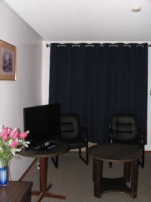 13–tuumainen televisio, jossa kaapelikanavat