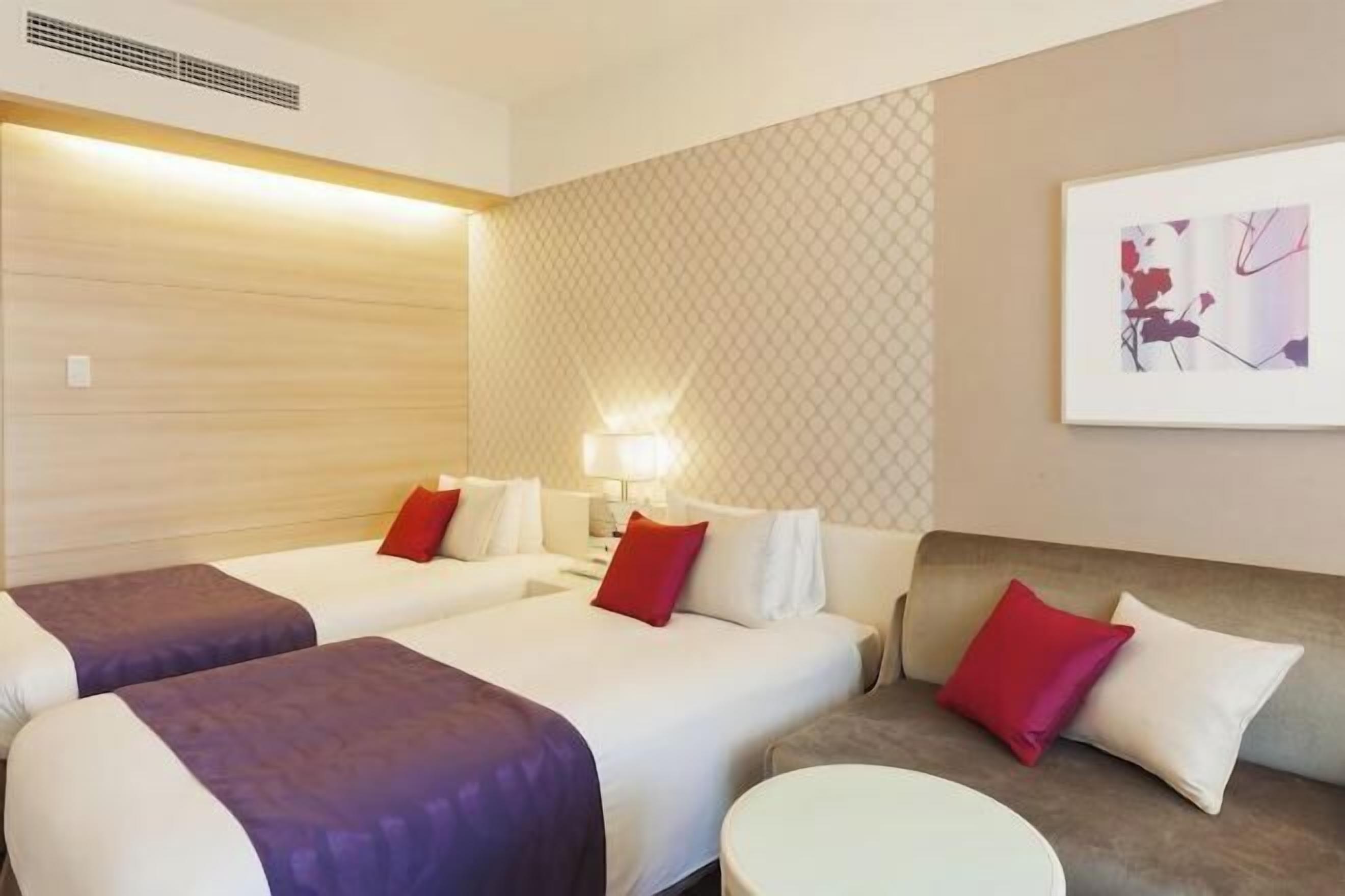 Escritorio, espacio para trabajar con laptop y cortinas blackout 