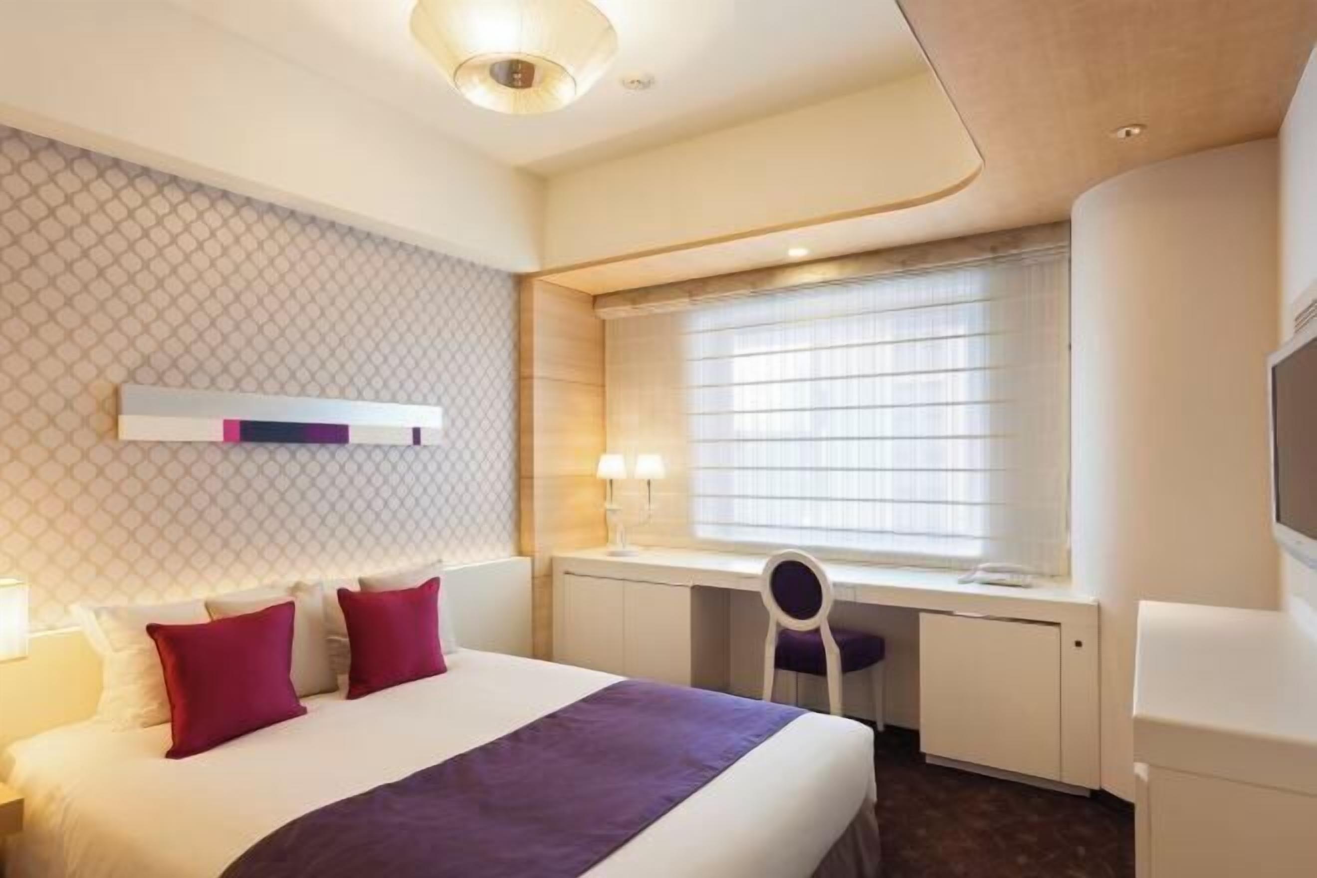 Escritorio, espacio para trabajar con laptop y cortinas blackout 