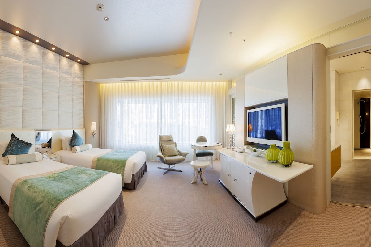 Deluxe Twin Room, Non Smoking (44sqm) | 1 bilik tidur, meja, ruang kerja komputer riba