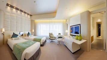 Deluxe Twin Room, Non Smoking (44sqm) | 1 bedroom, desk, laptop workspace, blackout curtains