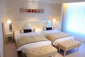 Escrivaninha, espaço de trabalho para notebook, cortinas blackout