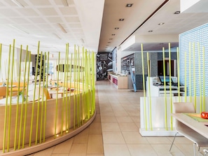 Déjeuner et dîner servis sur place, spécialités Cuisine internationale