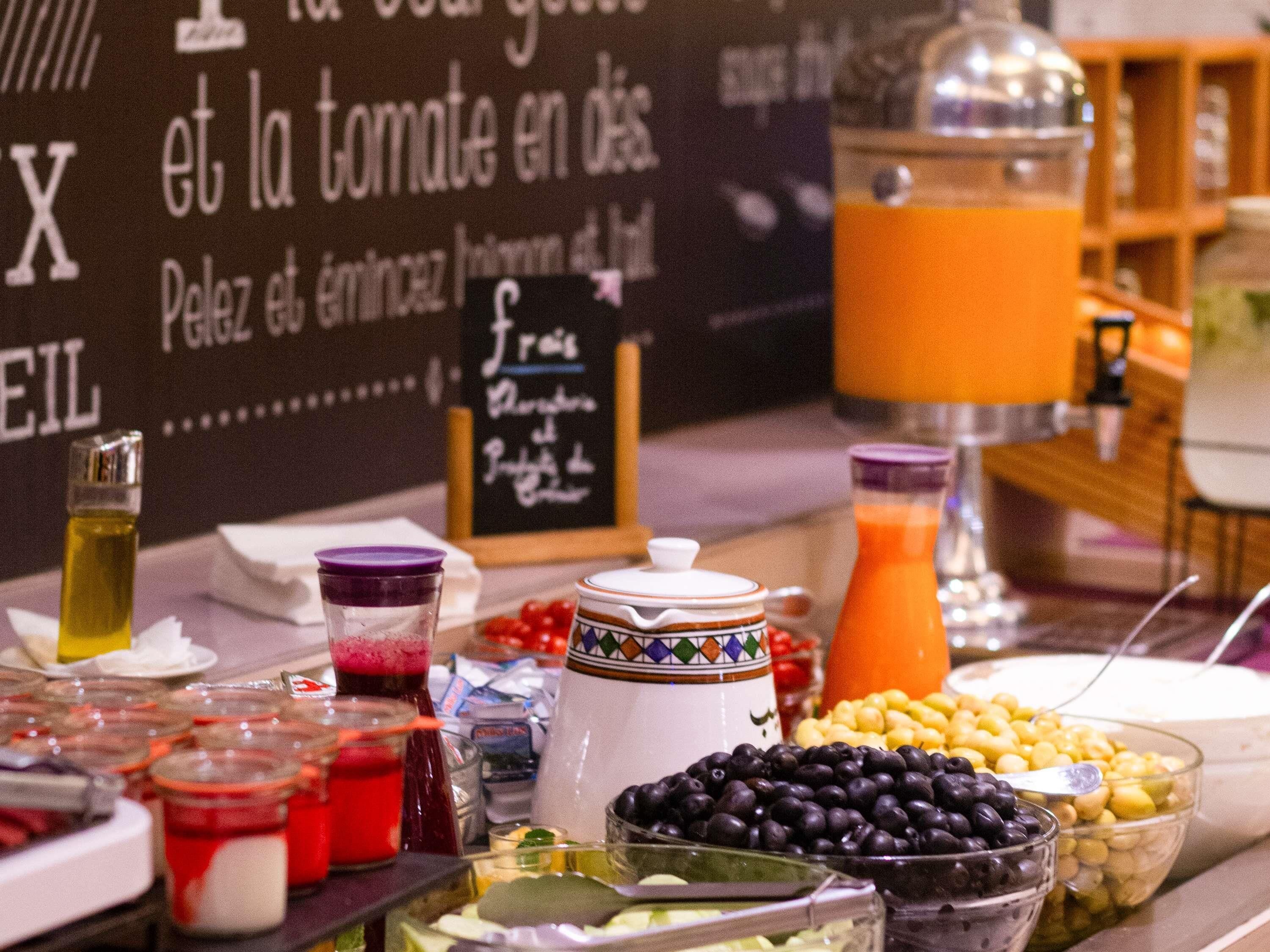 Un bufé con diversos alimentos y bebidas.