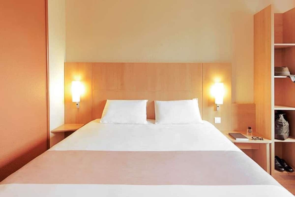 Premium bedding, desk, soundproofing, free WiFi