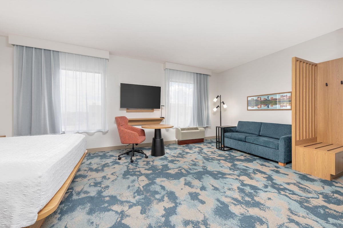 Studio Suite, 1 King Bed, Non Smoking | Blackout drapes, iron/ironing board, WiFi (free), alarm clocks