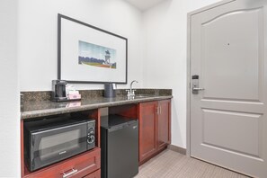 Studio Suite, 1 King Bed, Non Smoking | Minibar