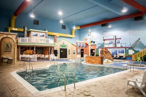 Une piscine intérieure décorée d’une fresque sur le thème des navires, un restaurant appelé « Steamboat Alabama » et un espace de jeux avec un toboggan.