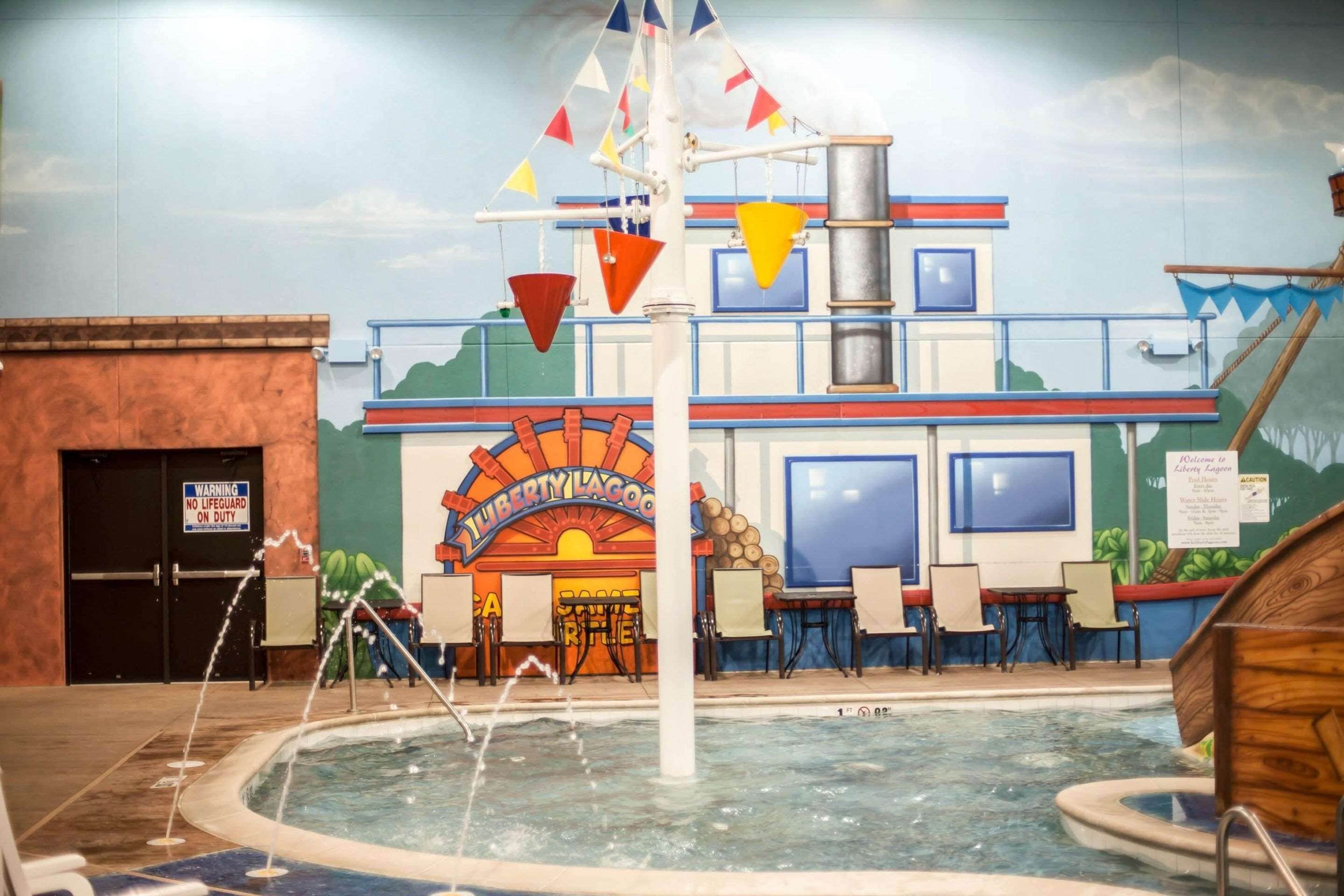 Un área de piscina interior con un mural de un barco y una estación de salvavidas.