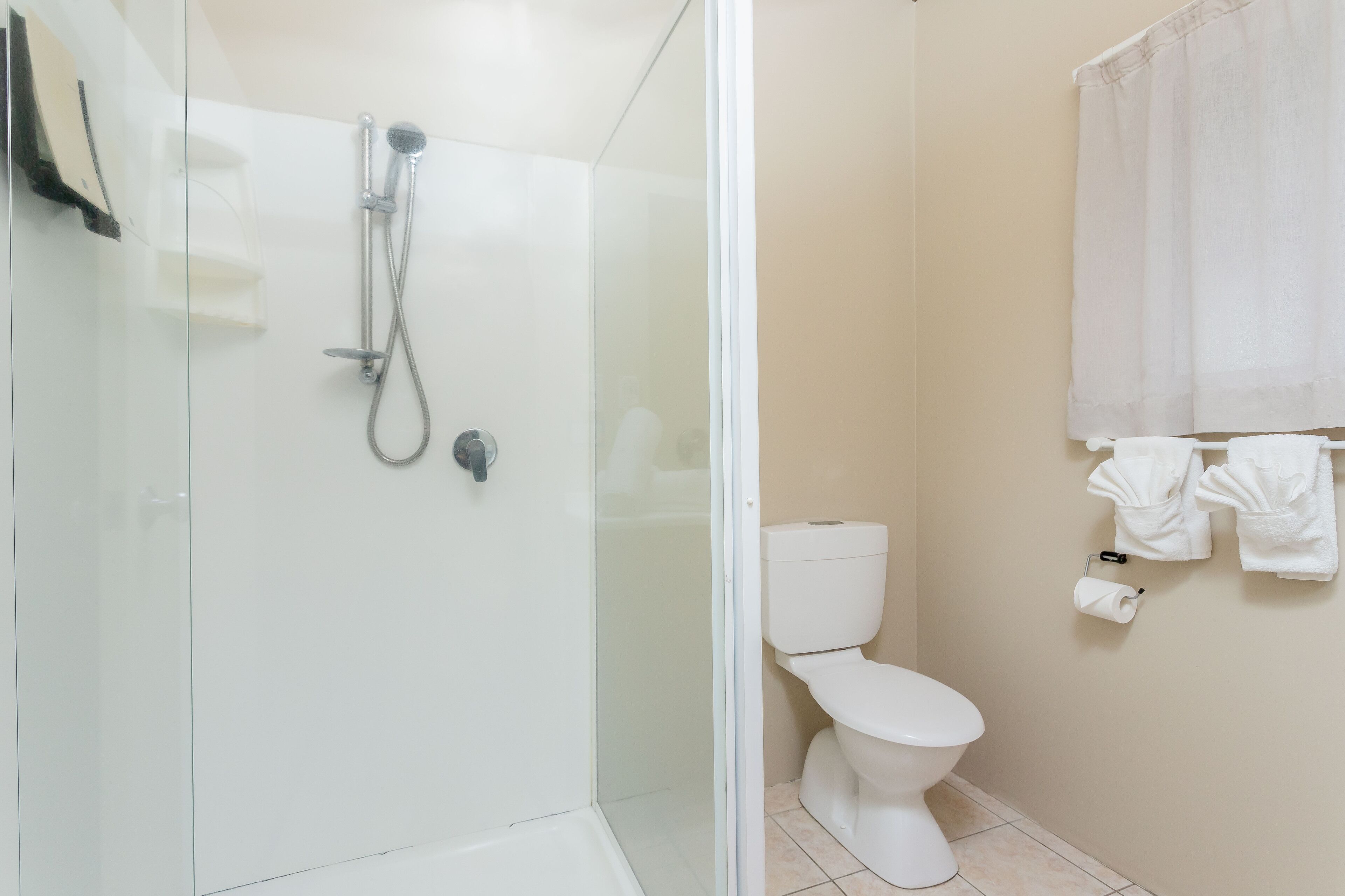 deluxe studio, 1 king bed, beachfront | bathroom | shower, free toiletries, hair dryer, towels