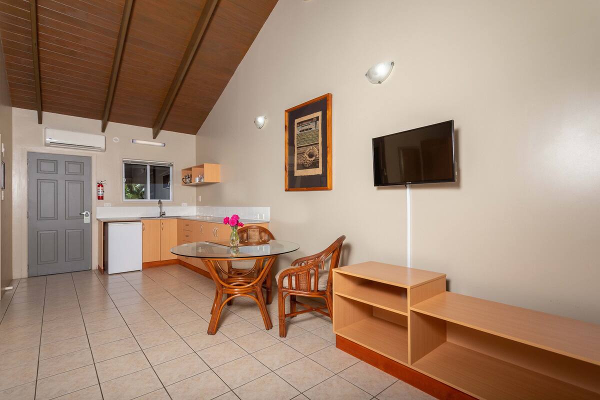 fridge, coffee/tea maker, electric kettle, toaster