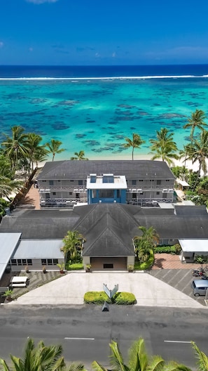 Private beach, white sand, sun loungers, beach towels - Moana Sands Beachfront Hotel (Rarotonga)