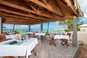 Outdoor dining - Moana Sands Beachfront Hotel (Rarotonga)