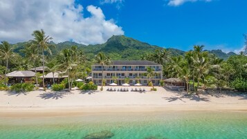 Playa privada, arena blanca, sillas reclinables de playa
