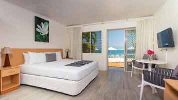 Studio, aan het strand | Een kluis op de kamer, een bureau, een strijkplank/strijkijzer