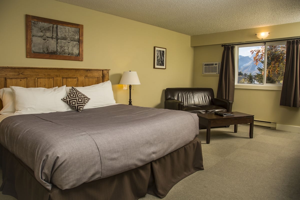 Superior Room, 1 King Bed, Balcony | 1 bedroom, premium bedding, down comforters, pillowtop beds