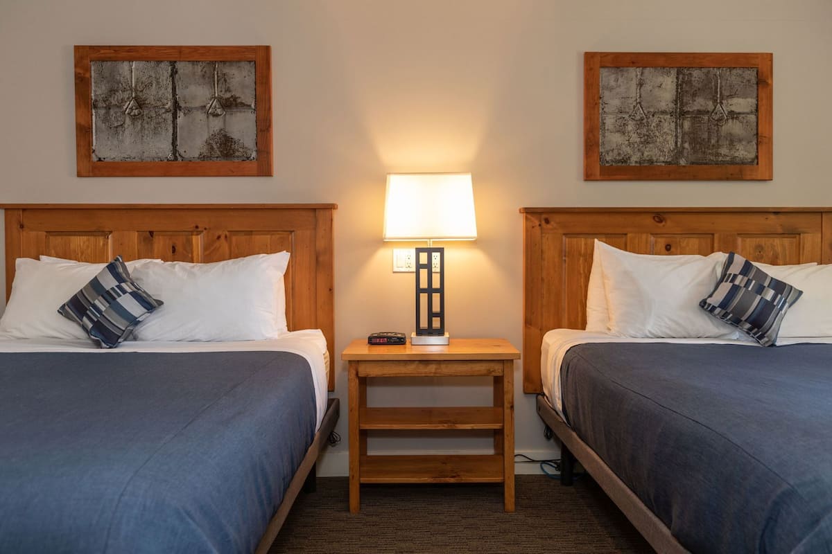 Literie de qualité, couette en duvet, lit avec matelas à plateau-coussin