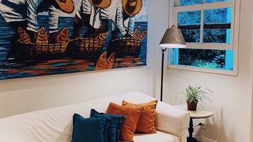 Habitación estándar | Sala de estar | Televisión LED de 42 pulgadas con canales vía satélite y televisión