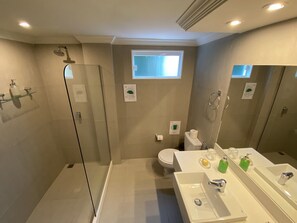 Dusche, Regendusche, kostenlose Toilettenartikel, Haartrockner