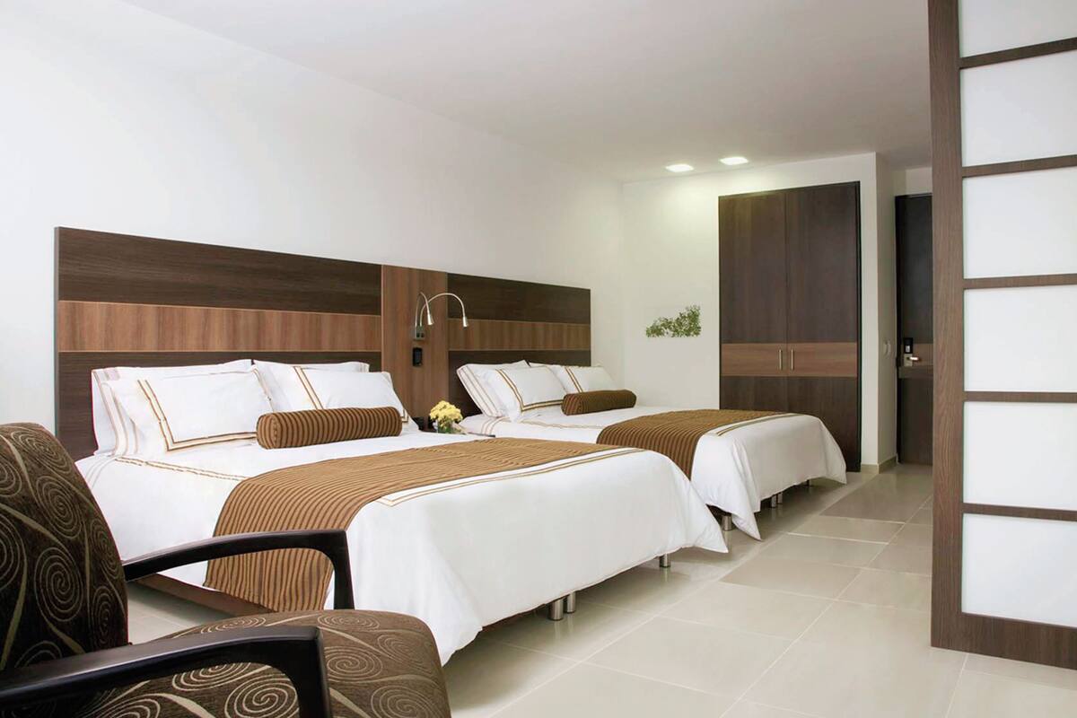 comfort twin room, private bathroom | 1 bedroom, premium bedding, in-room safe, desk