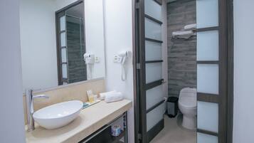 Secador de cabelo, toalhas de banho